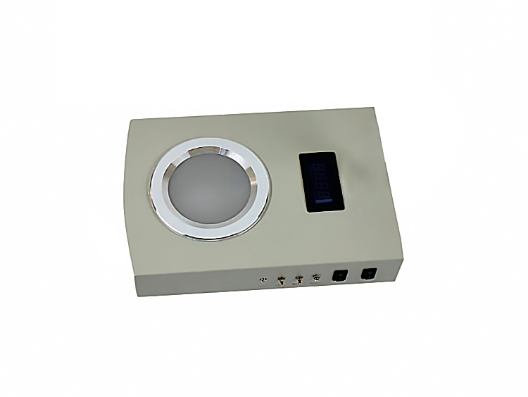 我公司生產(chǎn)的菌落計(jì)數(shù)器是一種數(shù)字顯示式自動(dòng)細(xì)菌檢驗(yàn)儀器。由計(jì)數(shù)器、探筆、計(jì)數(shù)池等部分組成，計(jì)數(shù)器采用CMOS集成電路精心設(shè)計(jì)，LED數(shù)碼管顯示，字高13mm，清晰明亮，配合探筆，計(jì)數(shù)靈敏準(zhǔn)確。菌落對(duì)比清楚。便于觀察。